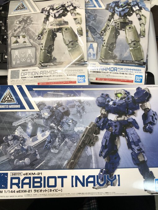 「30MM 1/144 eEXM-21 ラビオット [ネイビー]」
本日発売です!

https://t.co/AfbA3Wm23M

同時発売の
指揮官機用オプションアーマー[シエルノヴァ用/ブルーグレー]
で一機作ってみました。
脚延長パーツ、印象変わるので面白いー

#30MM 