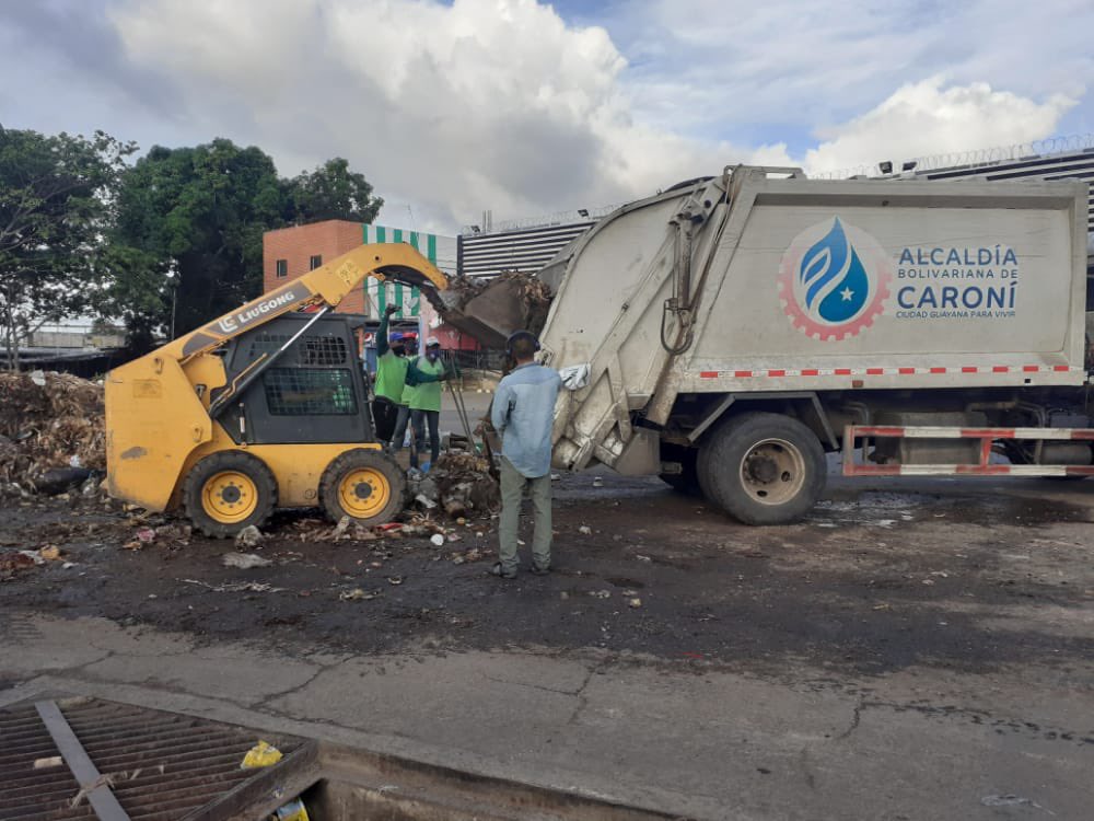 OviedoPSUV's tweet photo. En días de lluvia, de sol, con frío o calor, mi equipo no se detiene; continuamos trabajando para construir la #CiudadGuayanaParaVivir, y luchando incansablemente para proteger la salud de todas y todos... Abro hilo: #ANDefensaYSoberanía #VamosCiudadGuayana https://t.co/2zthIByO1Z