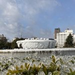 あまりの寒さに平和公園の噴水が凍てしまった!自然現象からの芸術作品