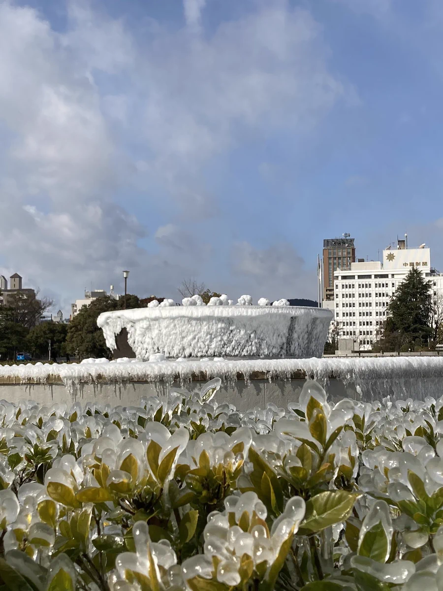 あまりの寒さに平和公園の噴水が凍てしまった！自然現象からの芸術作品