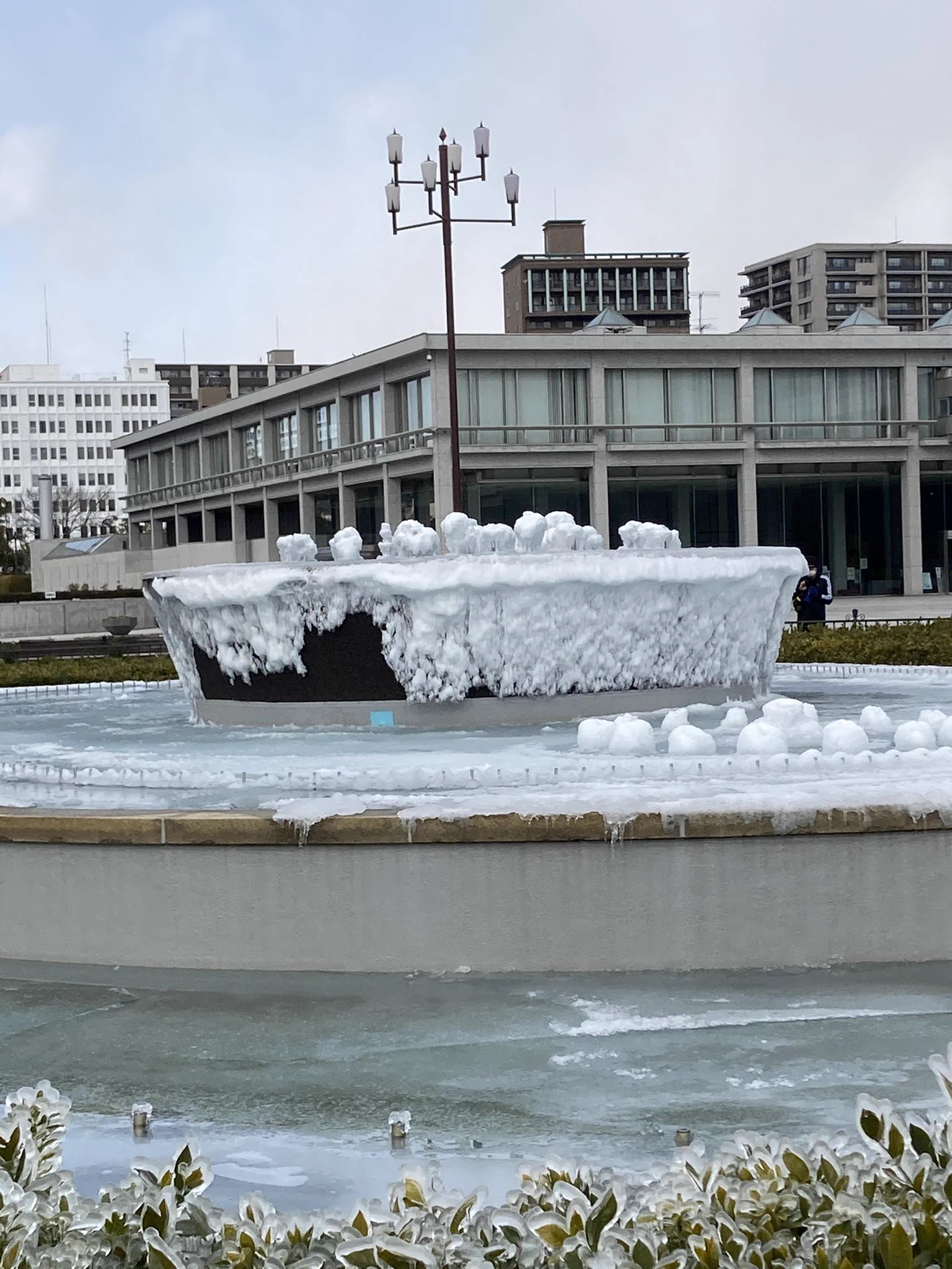 あまりの寒さに平和公園の噴水が凍てしまった！自然現象からの芸術作品