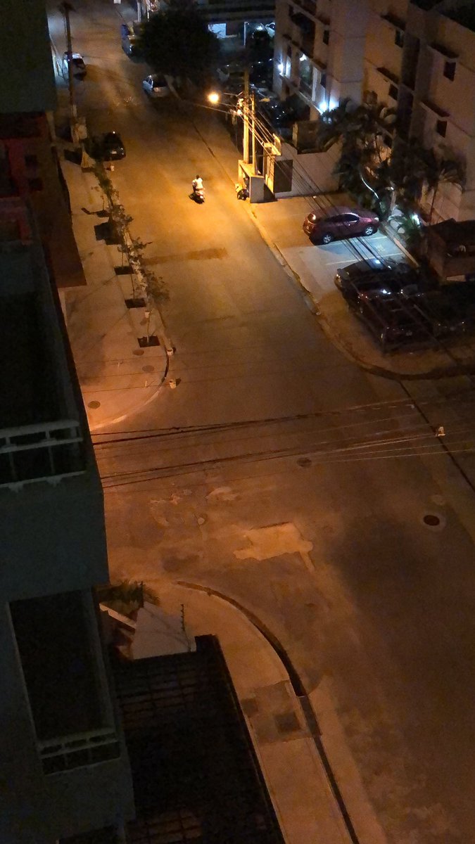 hpascual's tweet photo. La @caasdrd rompió la esquina de Bonelly con Víctor Garrido Puello hace semanas, y @RDMOPC debería venir a tapar este cráter con asfalto. @CarolinaMejiaG @hugoberas https://t.co/c6xiomO8vp