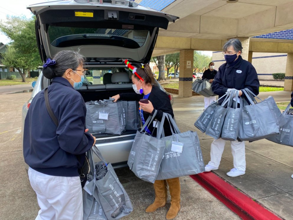 TzuChiUSA's tweet photo. #TzuChiSouthern region #volunteers visited Landis Elementary School in #Texas to deliver warm #winter coats 🧥 and #CarePackages containing 2 packs of #InstantRice, 10 disposable #masks, and one #TzuChiJournal for the students! https://t.co/ncAK8Ky0yS https://t.co/ijg0XtzfUt