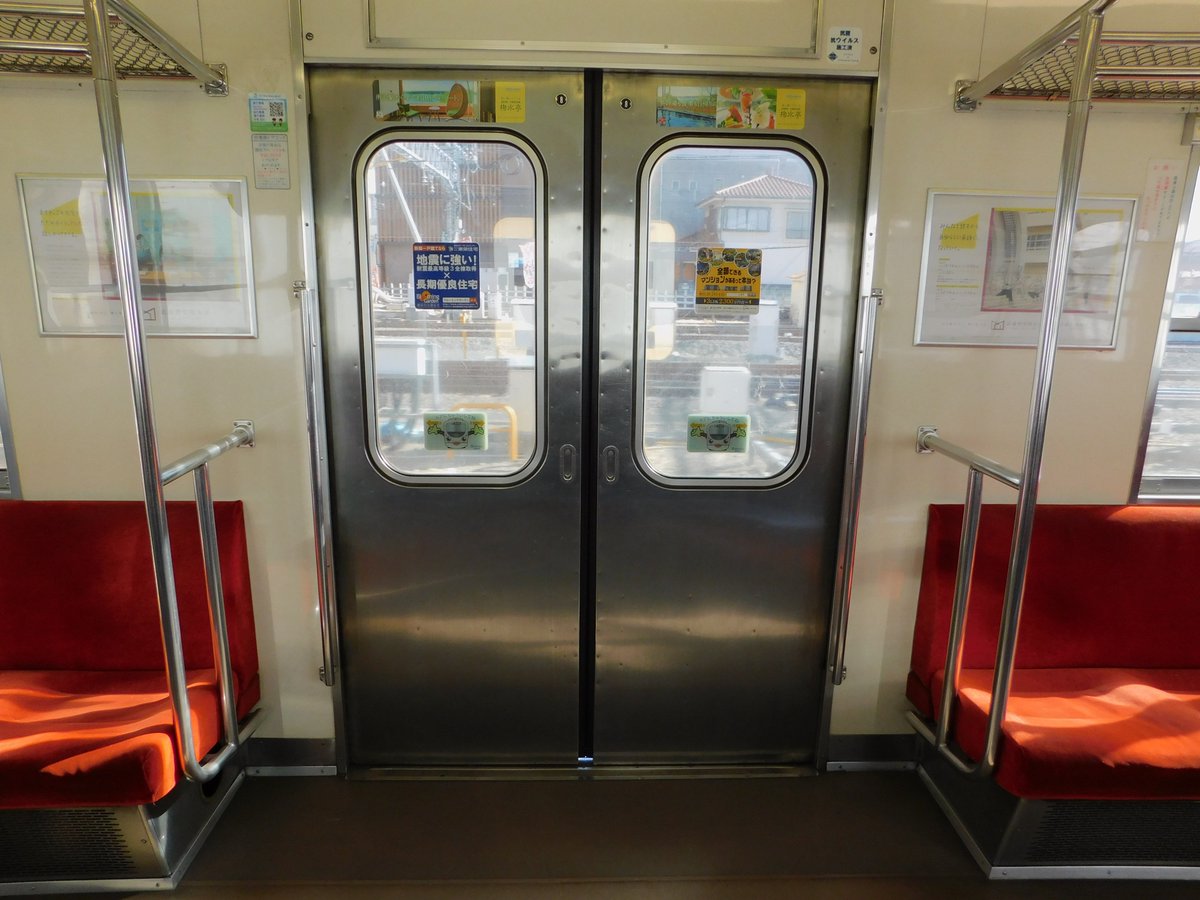 西武2000系初期車の一部編成のみ残る、独特の乗降ドア。JR103系や東武