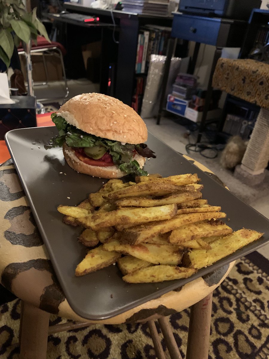 First food pick of the new year! Thanks to ⁦<a href="/p_l_white/">🇨🇦ℙ𝕒𝕦𝕝:𝕚𝕟𝕖★</a>⁩ for the new cookbook Christmas present. This is a Bistro Beet Burger with Baked Garlic-Curry Fries from Isa Does It.