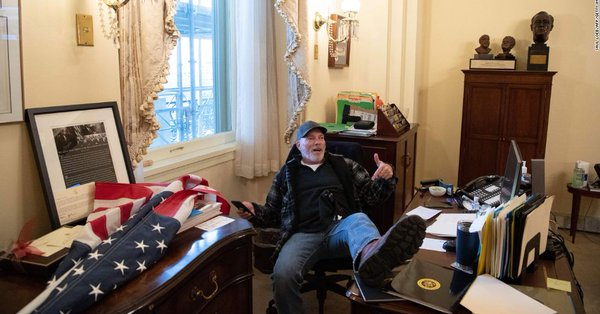 CNN Politics tweet media