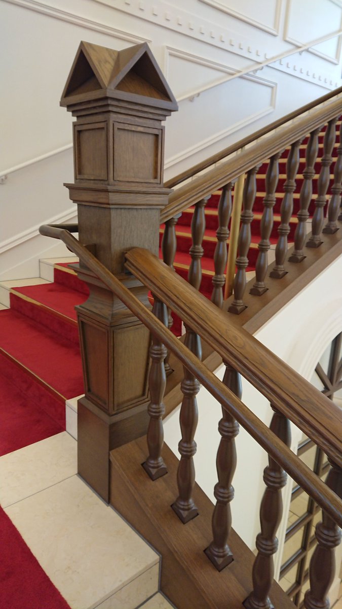 わんこ A Twitter なんかこういう所が気になる 材の質感の違いとか隙間とか 親柱と手摺の繋ぎめの隙間は他の所も同じだから わざとなんかな