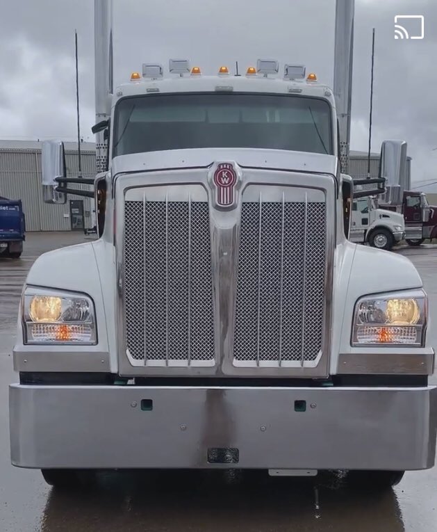 Bayviewtrucks's tweet photo. *** Feature Truck Friday ***
This week we are calling it Front End, Forty Inch Friday.
These two, New Generation Product W990 Kenworth’s are a real contrast with the big hood and small bunk, which make them super cool ! Large grill on the W990 is an amazing look. https://t.co/UI6ZBvtZXV