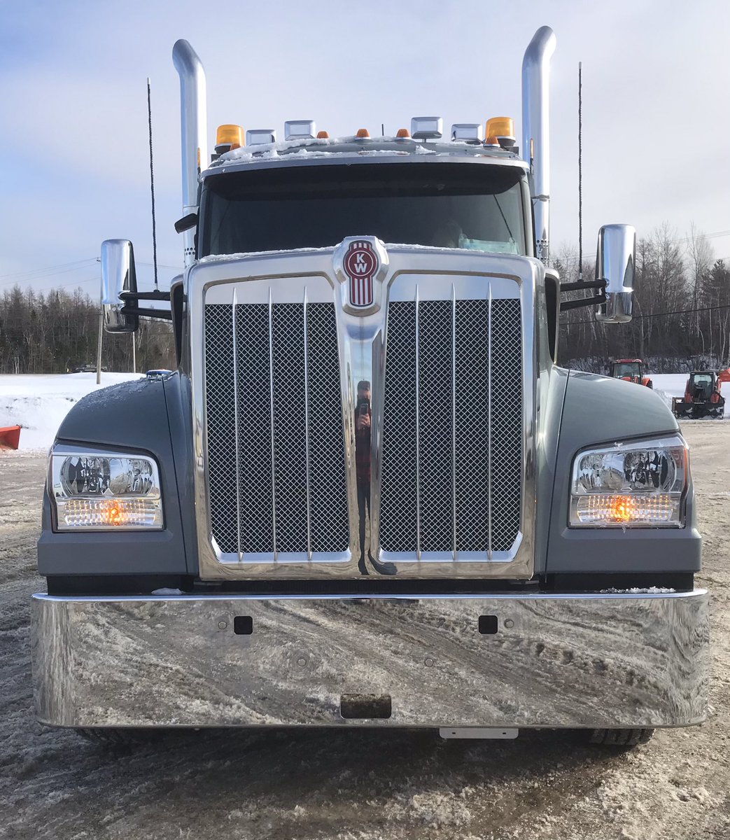Bayviewtrucks's tweet photo. *** Feature Truck Friday ***
This week we are calling it Front End, Forty Inch Friday.
These two, New Generation Product W990 Kenworth’s are a real contrast with the big hood and small bunk, which make them super cool ! Large grill on the W990 is an amazing look. https://t.co/UI6ZBvtZXV