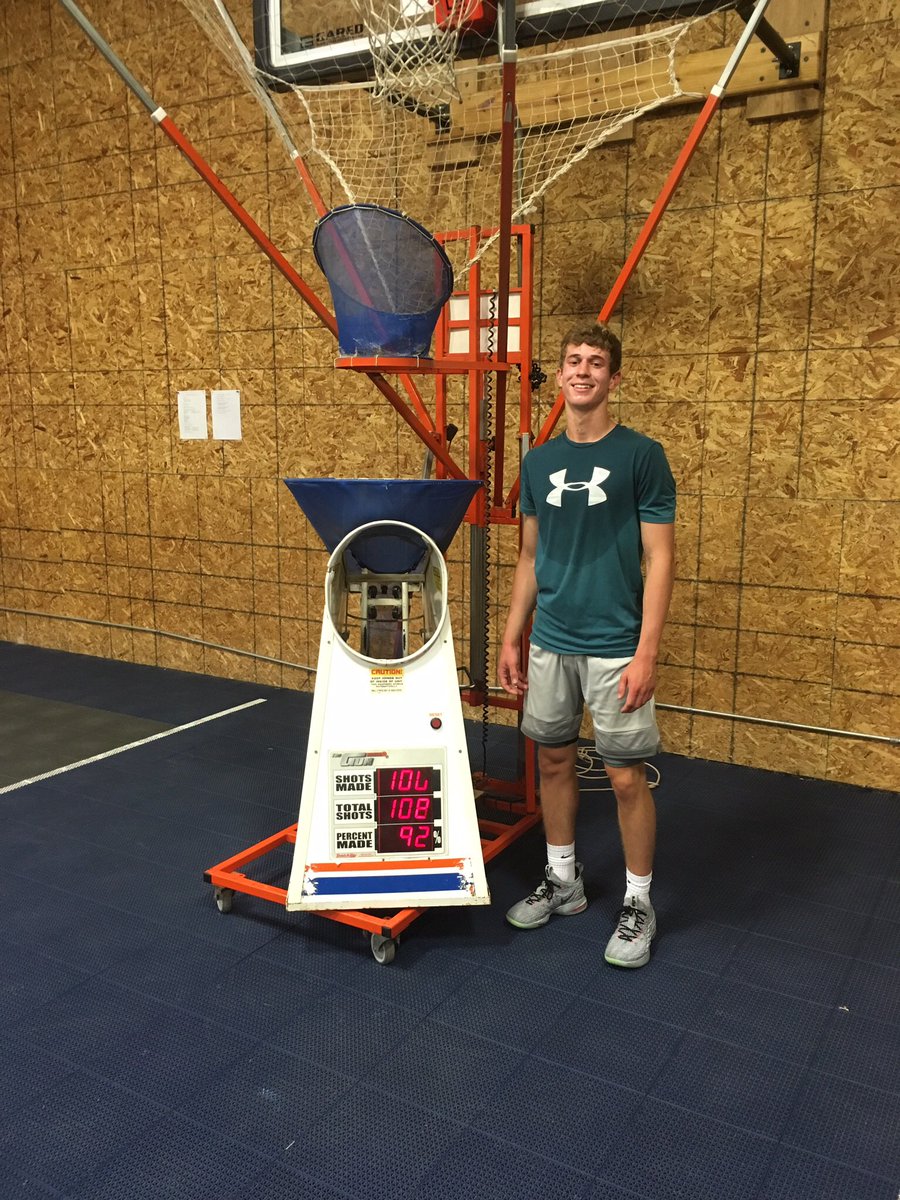 strictly_skills's tweet photo. Happy 20th to the guy who has scored more points in 1 season than anyone else in @MHSAA_Basketbal history @dylanjergens23 Have a good one brother. #1 #SS33 @CMUMensBBall https://t.co/iEjXdCEzVs