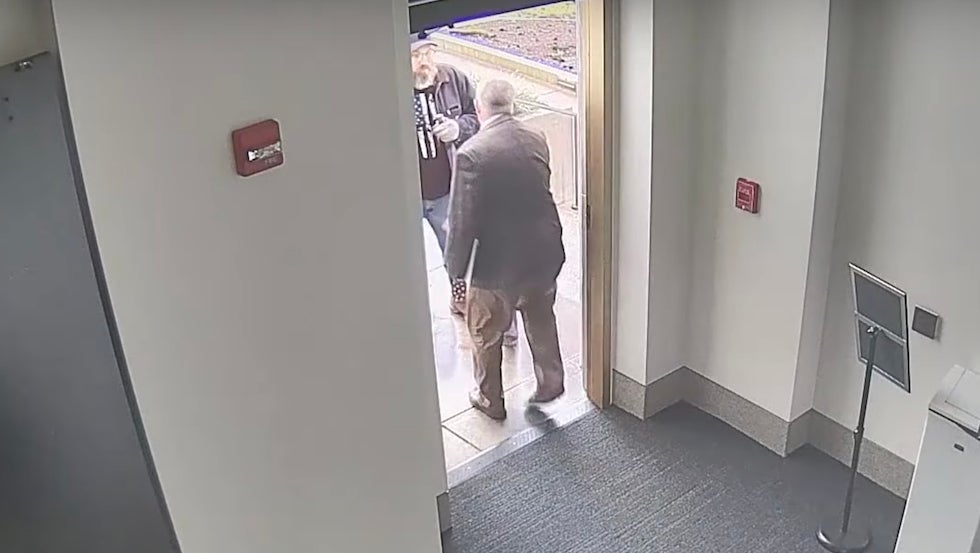 GABBYiSACTiVE's tweet photo. Video surfaces of Oregon GOP Rep holding state Capitol door open, allowing protestors to enter https://t.co/Cnd70NdU2U https://t.co/Nga2kfMAX7