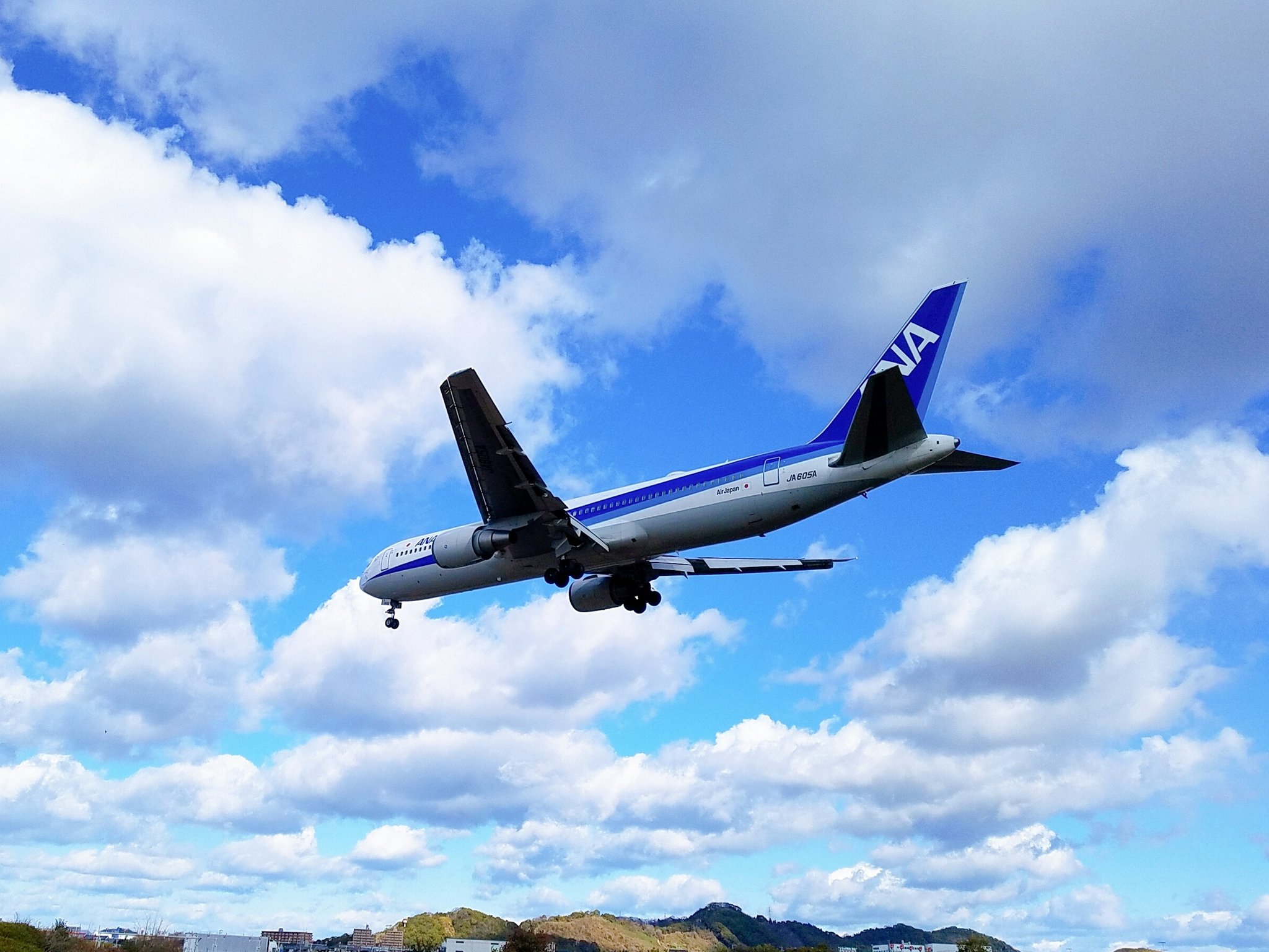 Shiromegane 仕事の移動中 運よく着陸前の飛行機が車の真上を通過したので助手席からパシャリ Ana ボーイング767 Ja605a T Co Xic0zjerfa Twitter