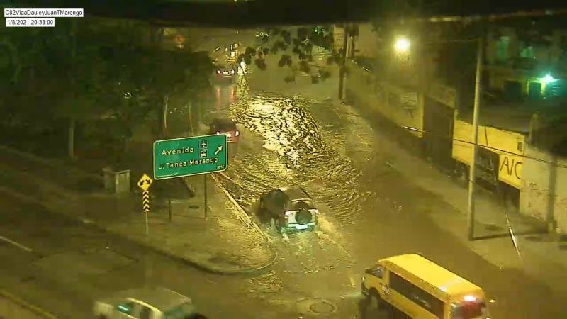 LoUltimoEc's tweet photo. Fuerte lluvia anegó varias calles en #Guayaquil la noche de este viernes https://t.co/ELa9SwHDNQ