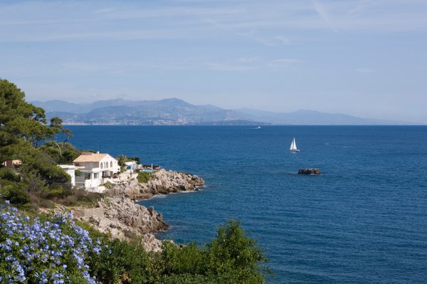 Tips for buying a waterfront property in France Home Hunts - Luxury Property Specialists upflow.co/l/hRqo