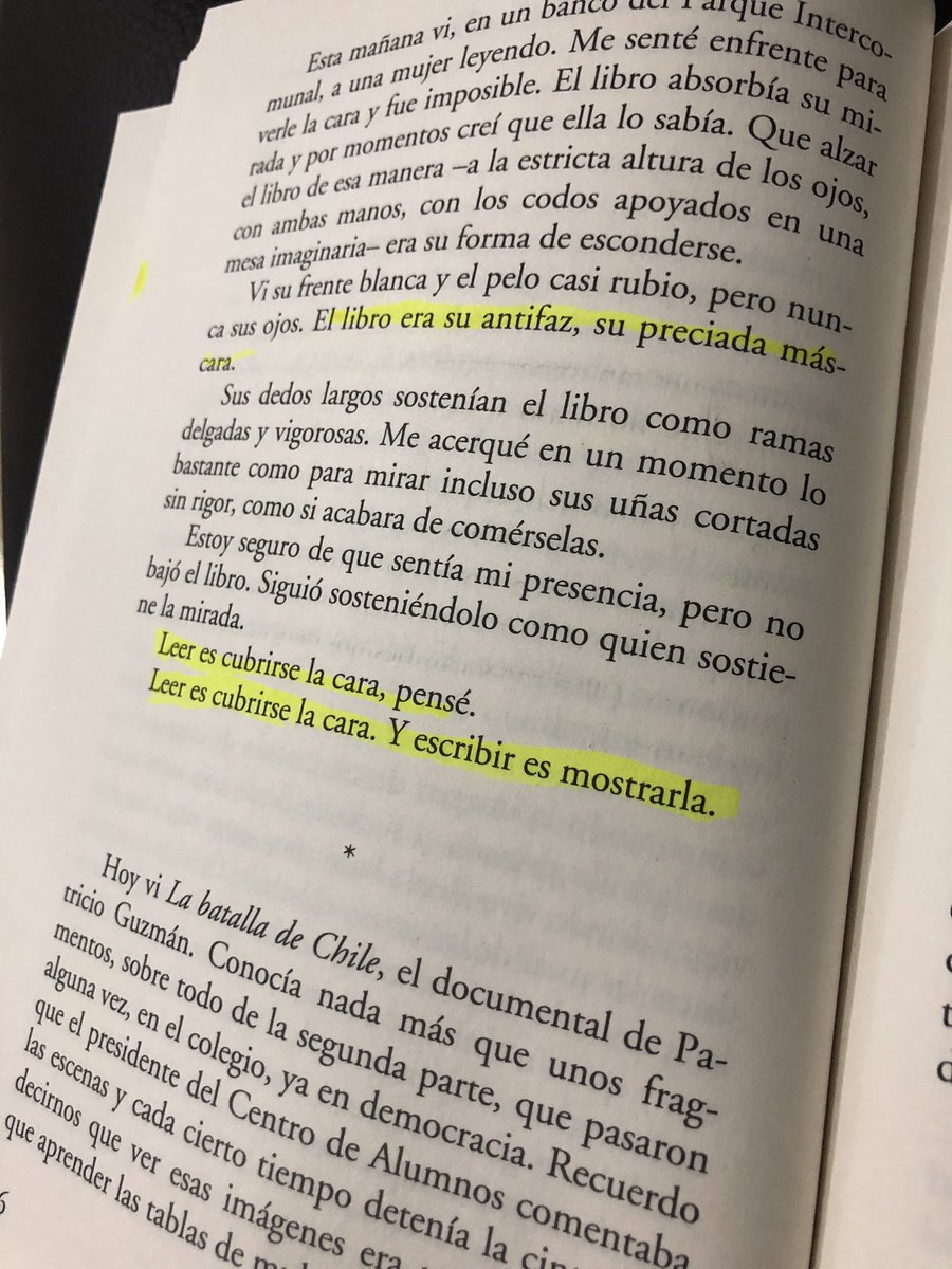 CarlosGaleanaB's tweet photo. Qué bonito libro, sencillo y profundo. Me hizo reír, suspirar y después guardar silencio (a.k.a con mood de ir al tianguis a pensar cosas o andar acostao mirando pal techo).
Recomiendo.
#FormasDeVolverACasa —Alejandro Zambra. https://t.co/YDxEmV6IUe