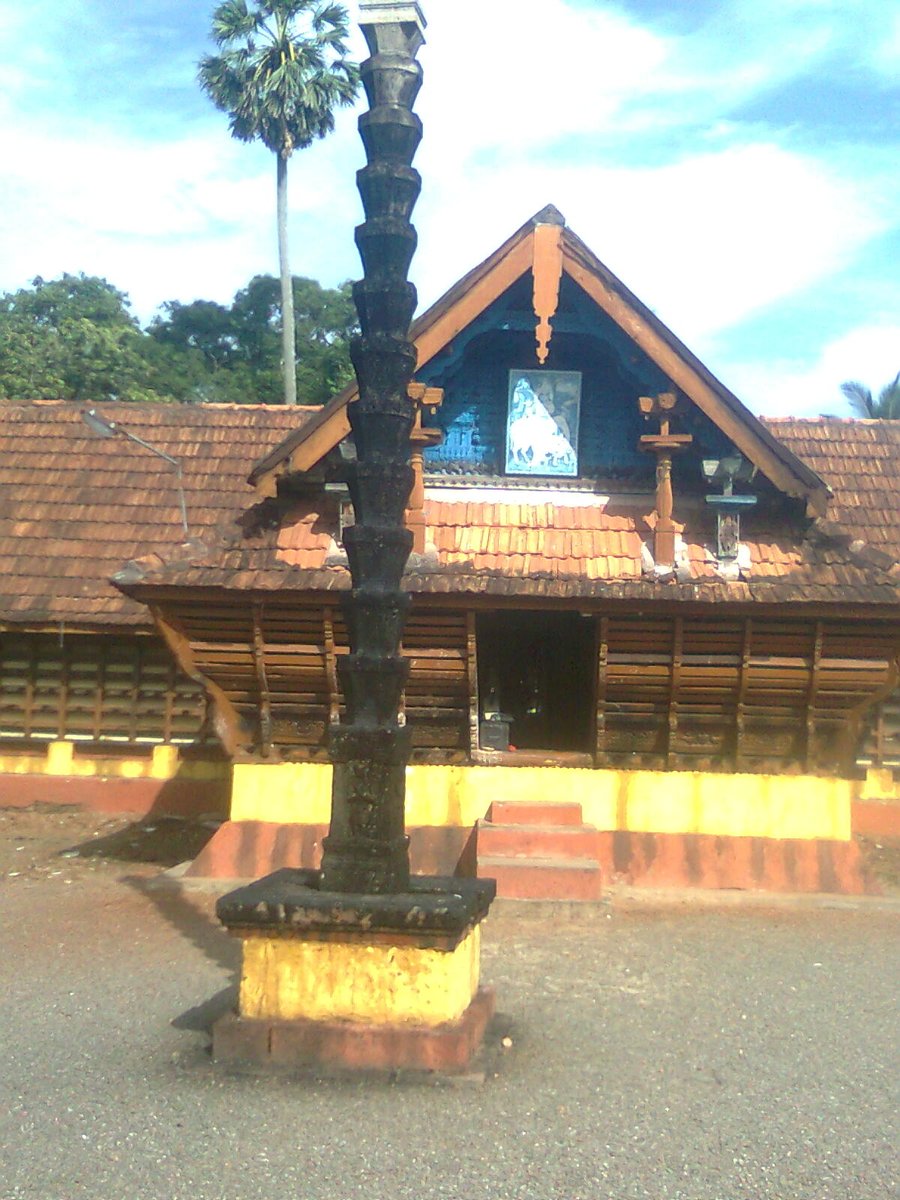 കരുമാടിയിലെ ചലിക്കുന്ന കൽവിളക്ക് #templehistoryആലപ്പുഴ ജില്ലയിൽ അമ്പലപ്പുഴ കരുമാടി ഗ്രാമത്തിലാണ് " ചലിക്കുന്ന കൽവിളക്ക് " സ്ഥിതി ചെയ്യുന്ന തിരുവിതാംകൂർ ദേവസ്വം ബോർഡിന്റെ നിയന്ത്രണത്തിലുള്ള ശങ്കരനാരായണ മൂർത്തി ക്ഷേത്രം. അമ്പലപ്പുഴ ക്ഷേത്രത്തേക്കാളും പഴക്കം അവകാശപ്പെടുന്ന 1