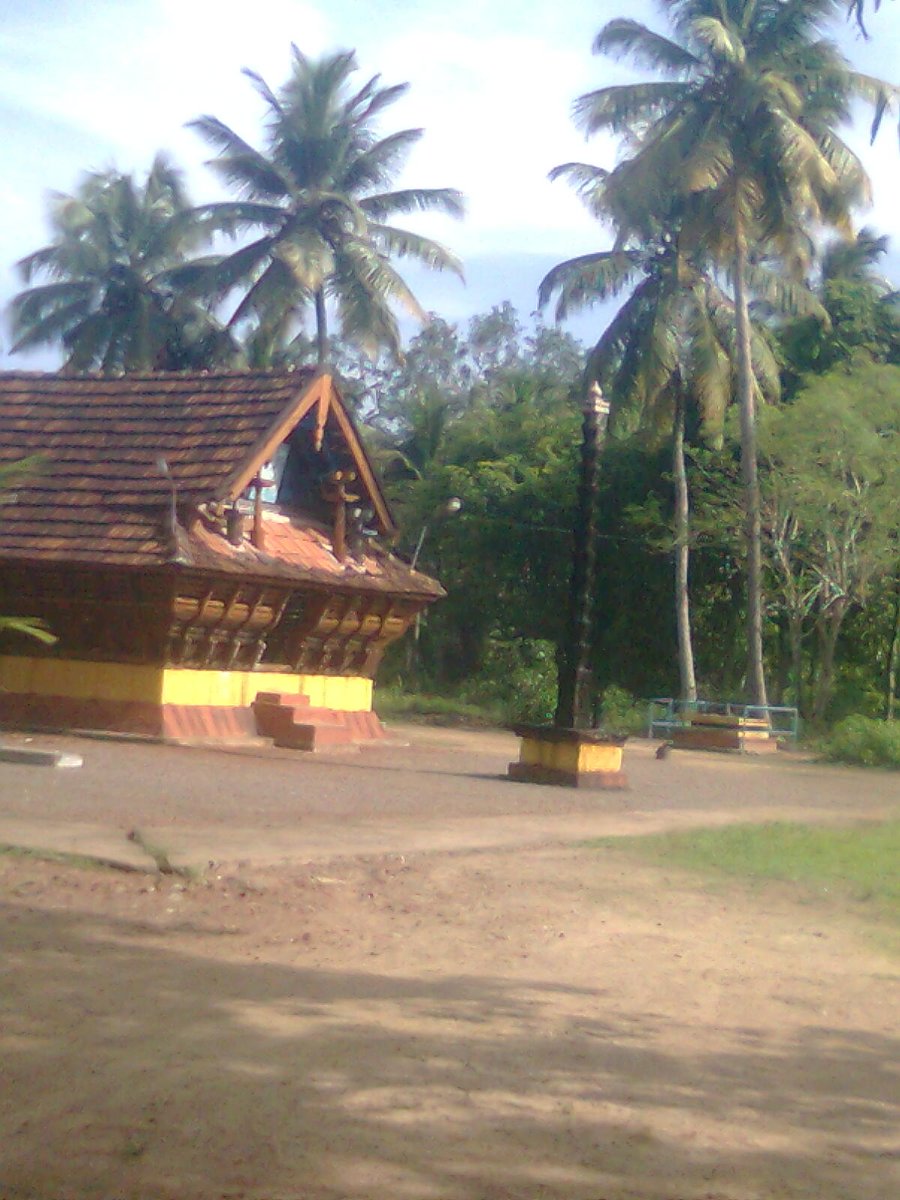 ഈ ക്ഷേത്രത്തിന്റെ തിരുമുൻപിൽ സ്ഥിതിചെയ്യുന്ന ചലിക്കുന്ന കൽവിളക്ക് ഭക്തർക്ക് അത്ഭുത കാഴ്ചയാണ്..!ഈ കൽവിളക്ക് സ്വയം തിരിഞ്ഞ് പിറകിലേക്ക് മാറിക്കൊണ്ടിരിക്കുന്നു. ചരിത്ര ഗവേഷകർ ഇത് സാക്ഷ്യപ്പെടുത്തുന്നുമുണ്ട്. ഏതാണ്ട് ഇരുപതു വർഷം കൊണ്ട് ഈ കൽവിളക്ക് ഒന്നര മീറ്ററോളം സ്ഥാനം മാറി 2