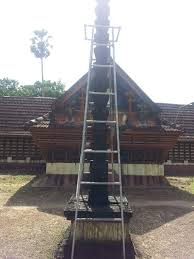 ആ ഭാഗത്ത് കൽവിളക്ക് സ്ഥാപിച്ചുവെന്നും വിശ്വസിക്കുന്നു. ദേവപ്രശ്നം വച്ചപ്പോൾ ഈ കൽവിളക്ക് സ്ഥാനം മാറി തൊട്ടടുത്ത യക്ഷിയമ്പലത്തിനു സമീപം എത്തുമെന്നും അപ്പോൾ സ്വർണക്കൊടി മരം ഉയർന്നു വരുമെന്നും പ്രവചിച്ചു.4