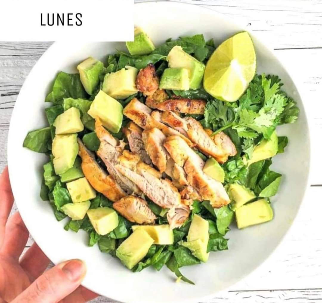 limon
cama de lechugas 
pollo
aguacate
un toque de perejil