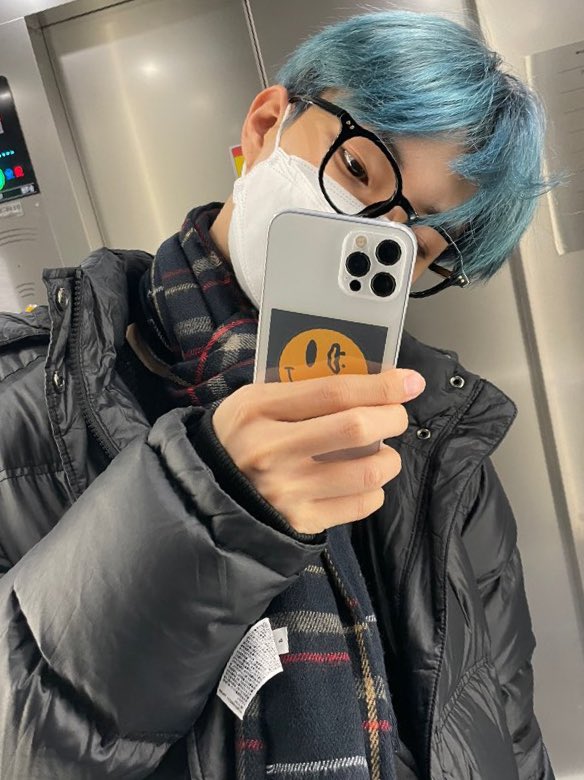 The change of season to winter at the end of this year makes me have to wear a thick scarf when I travel. Don't forget to also wear a mask to comply with the health protocol that is here, look at my blue hair that is starting to fade hahaha ​​what a shame.