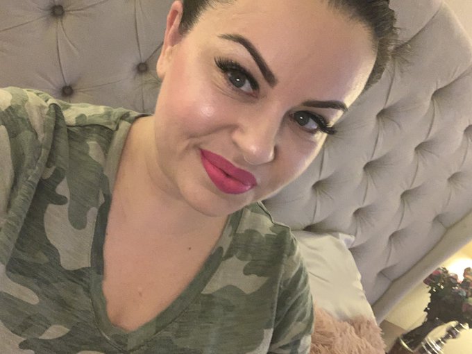 Sometimes I miss wearing makeup https://t.co/RccCcZ7tGq