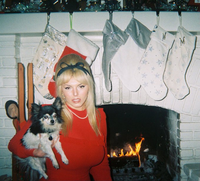 somewhere between priscilla presley to brigitte bardot wannabe https://t.co/segtPb75pW