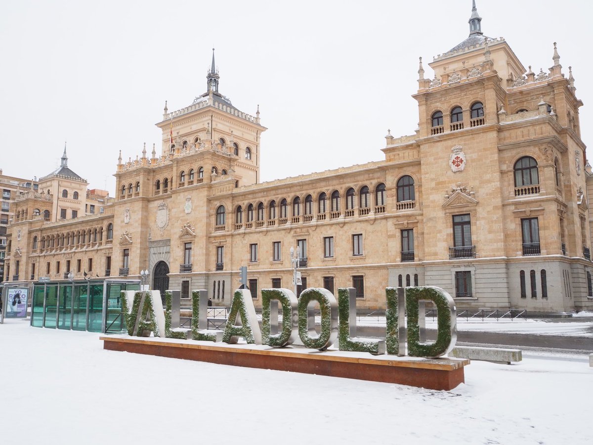 infoVLL's tweet photo. Valladolid amanece bajo un manto de nieve ❄️ https://t.co/md0mHvm5JS
