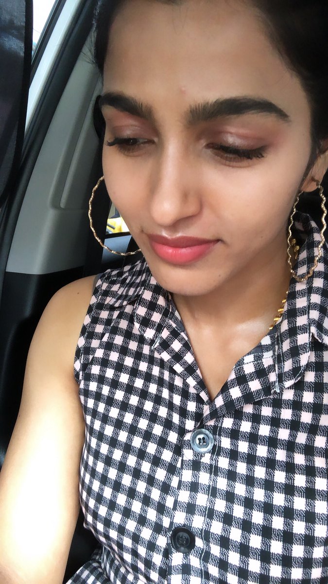 SaiDhanshika's tweet image. Resolve to worry less and rock a red lip. 
.
.
.
#dolledup #nevermindthecaption😂
#hoolahoop 
#nevergooutofstyle 👸🏼