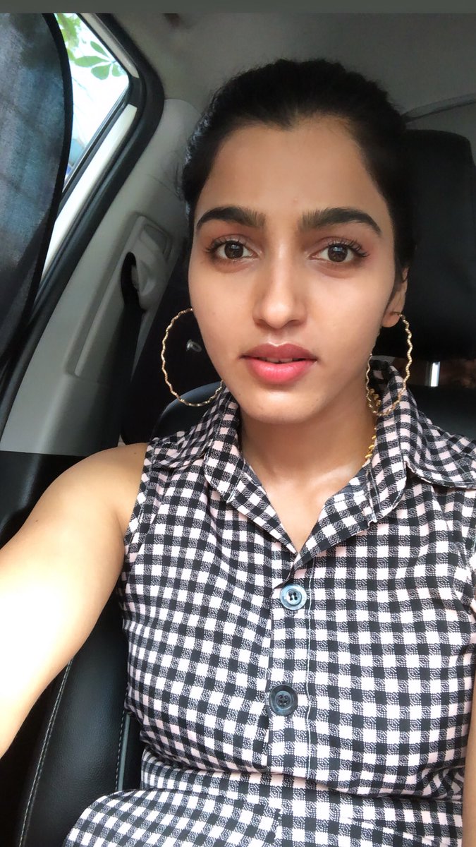 SaiDhanshika's tweet image. Resolve to worry less and rock a red lip. 
.
.
.
#dolledup #nevermindthecaption😂
#hoolahoop 
#nevergooutofstyle 👸🏼