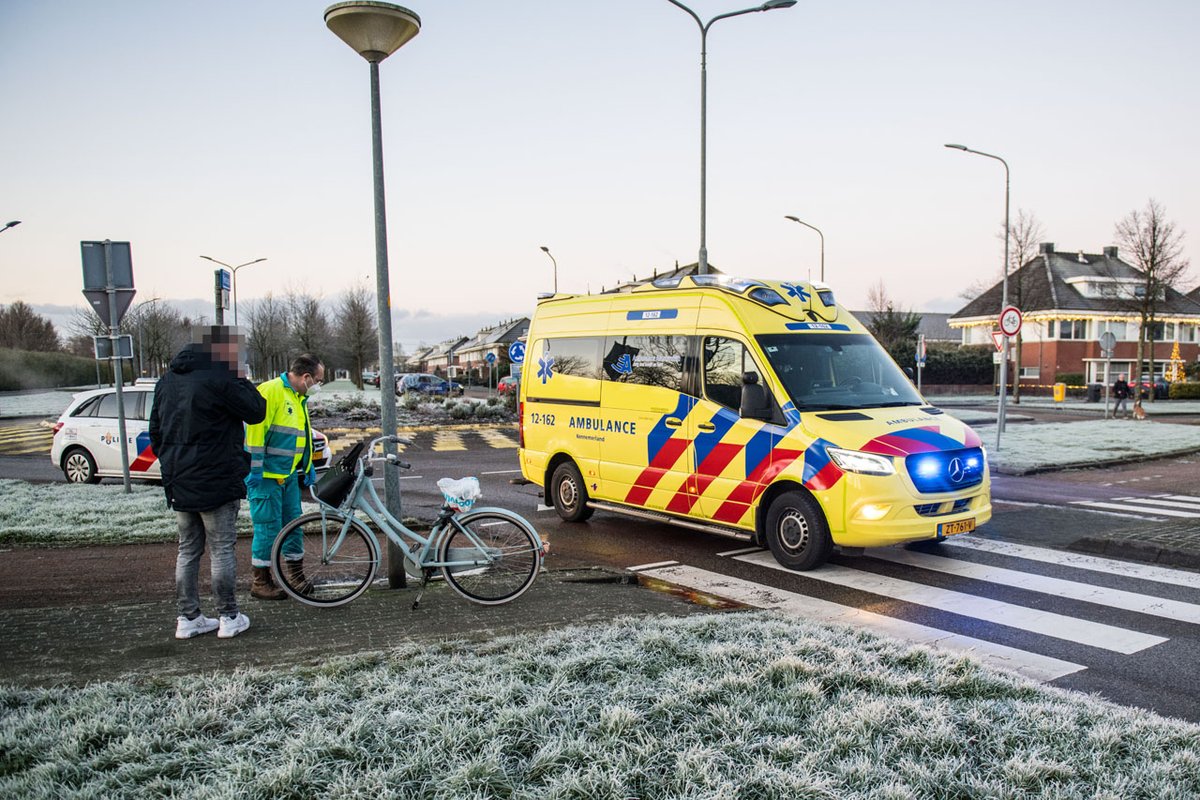 #Nieuw-Vennep – Fietser gewond na aanrijding, auto rijdt door -..