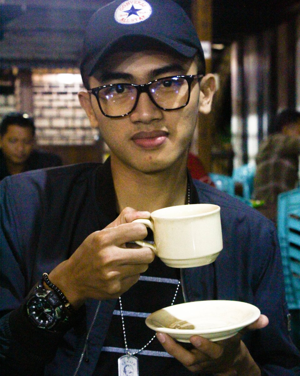 Jangan salahkan kopi mu yang dingin
Karna dia pernah menghangatkan sebelum kau abaikan..'
.
.
#kadangkelingan