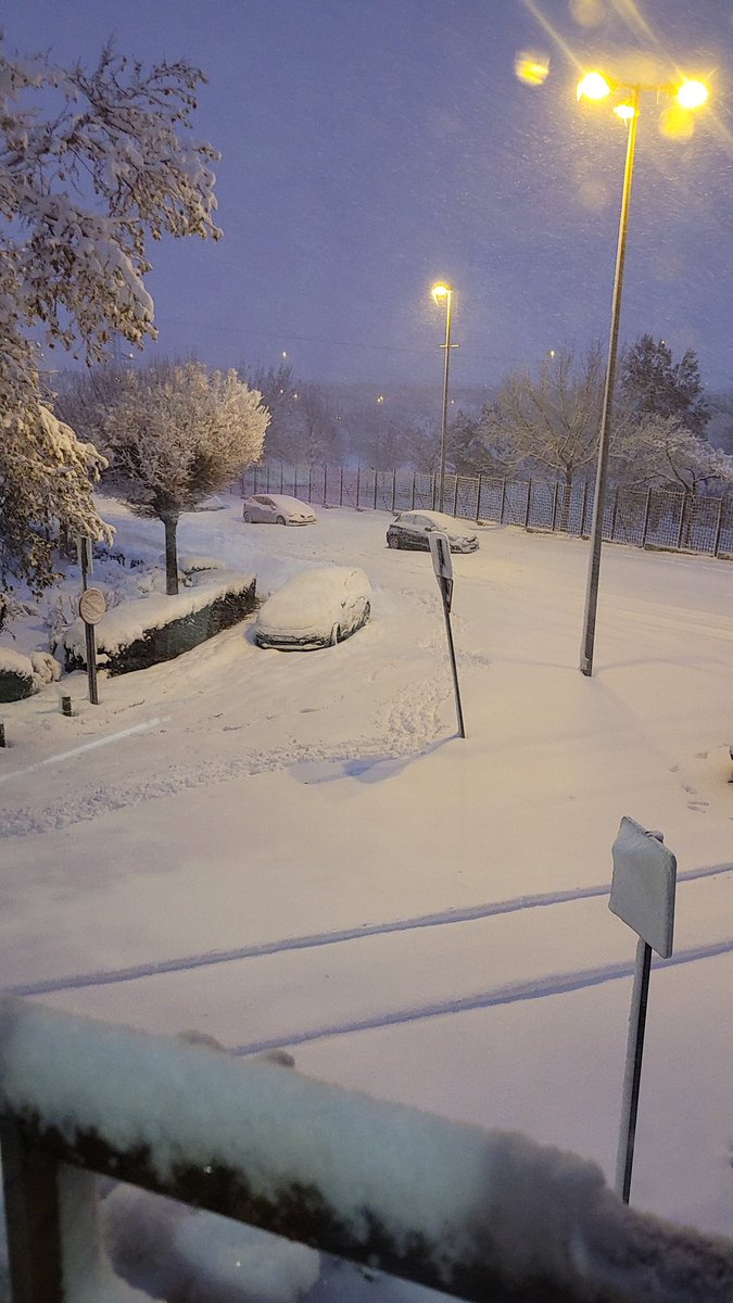 DoceDos's tweet photo. @Leganews #Leganés #nevada #lafortuna situación de la  calle san pedro con la calle san luis incomunicados sin rastro de quitanieves, nieve por las rodillas https://t.co/HHPthzaaKY