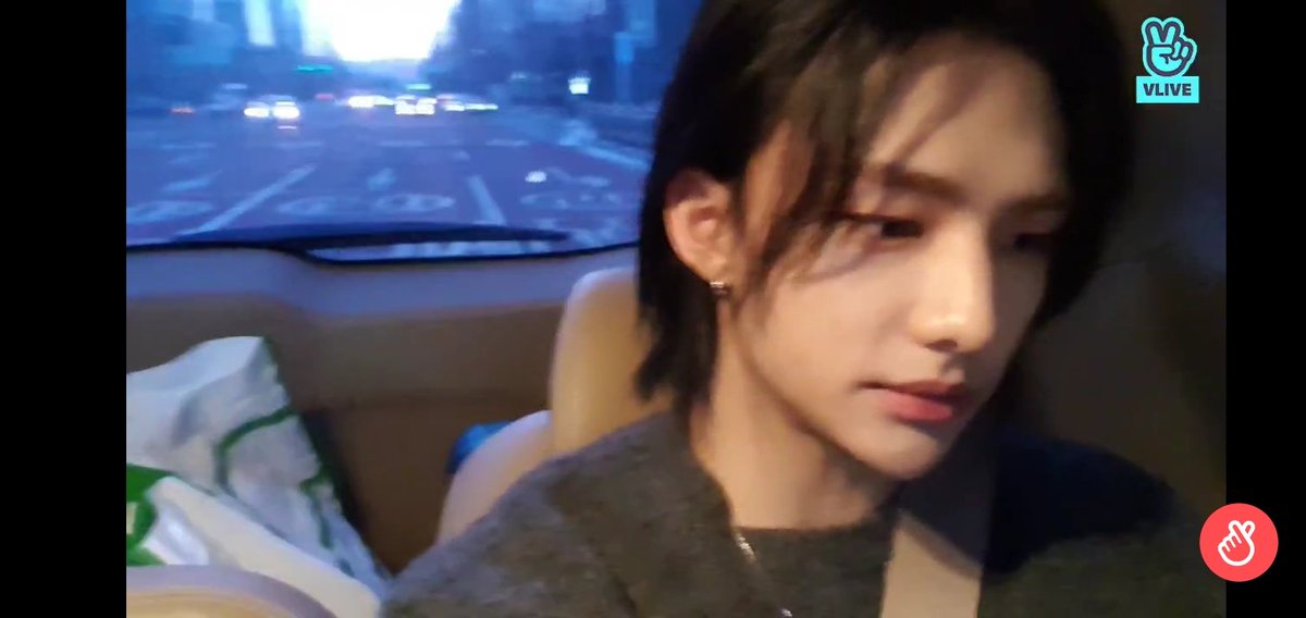 210109 | 🦙 Hyunjin VLIVE Yayını

Hyunjin, Jeongin'in uzun sarı saçlarını sevdiğini söylemiş, bu yüzden Hyunjin "Saçımı siyaha boyamak istiyorum." dediğinde Jeongin sert bir şekilde "Yapamazsın." demiş. 😂