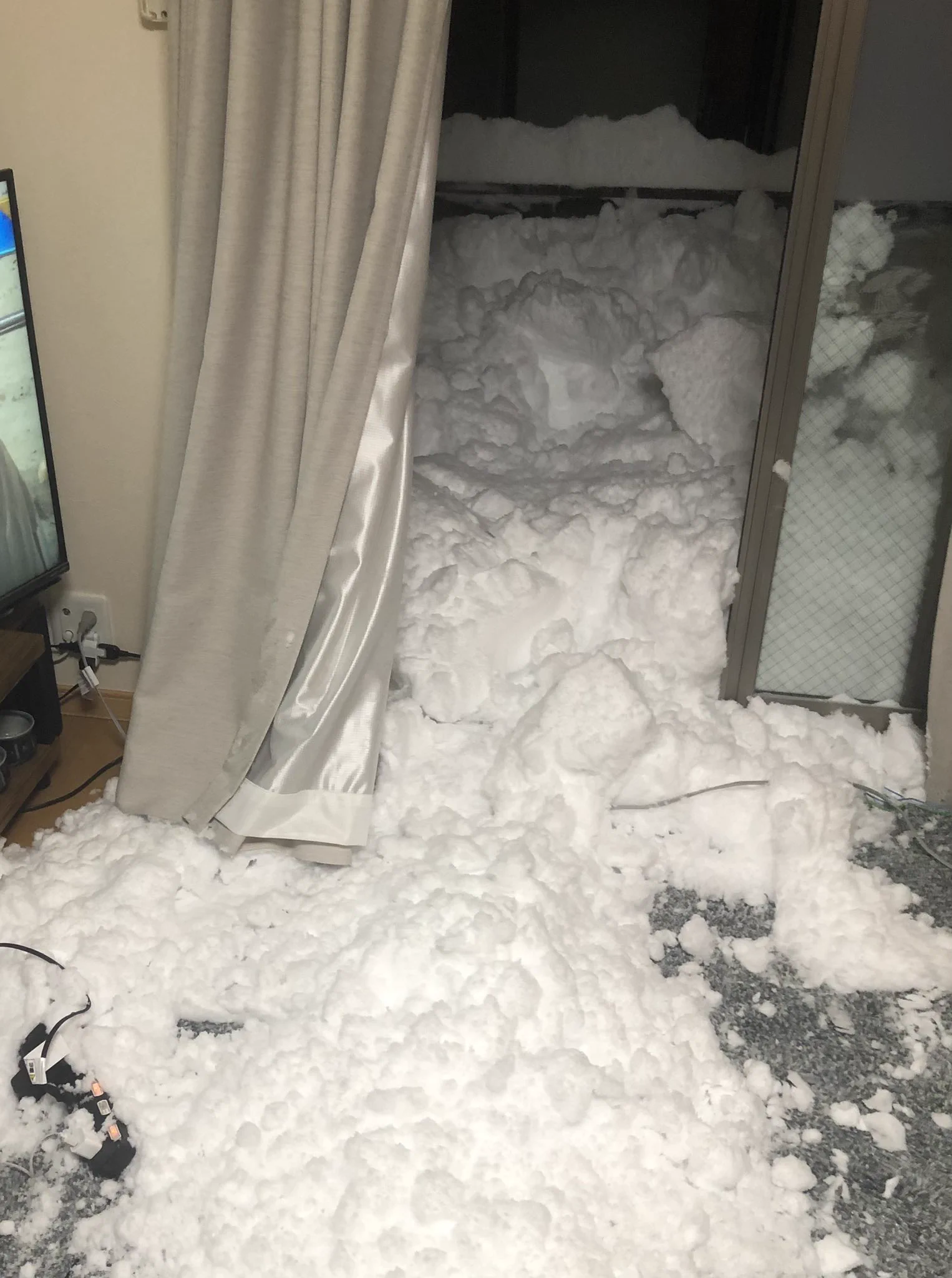 庭の室外機をお湯で溶かしていたら大惨事！窓を開けるときは隣の屋根雪に注意？