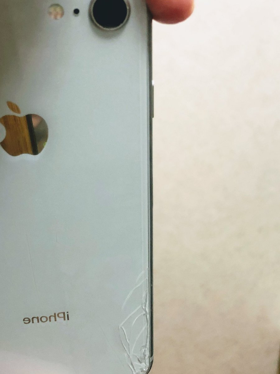 たあ坊 新年早々 メンクリから帰宅して車から降りる際 スマホを地面に落としてしまったら スマホの裏側が割れてしまった 裏側は修理できるのだろうか スマホ割れる スマホ割れた スマホ裏側割れた スマホ裏面割れた