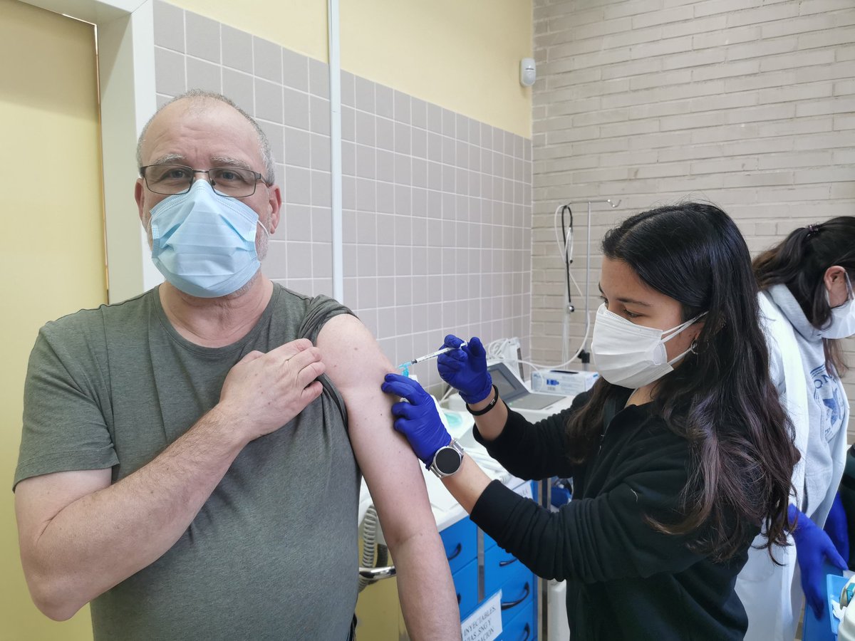 pegadolsa's tweet photo. Aunque mi presencia en Twitter sea testimonial, subo el momento de mi vacunación contra el covid19 por si ayudo a alguien a decidirse. Soy enfermero e intento predicar con el ejemplo. Ha sido una decisión libre basada en la evidencia clínica disponible sin ningun tipo de coacción https://t.co/32vM9SZbO2