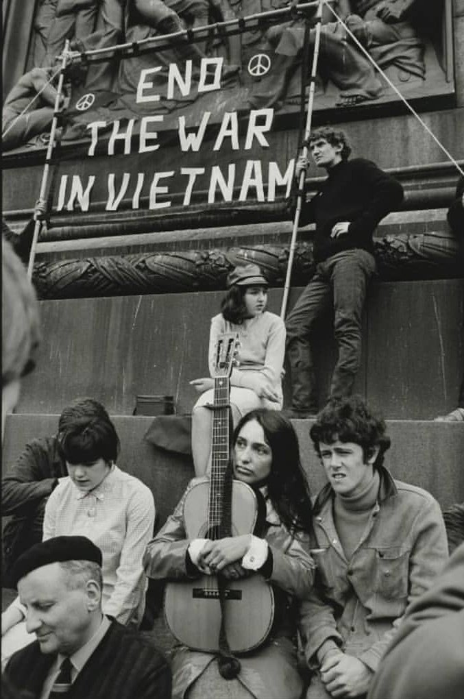 Joan Baez performs an anti-Vietnam War demonstration in London's Trafalgar Square on May 29, 1965 with Scottish folk singer Donovan.