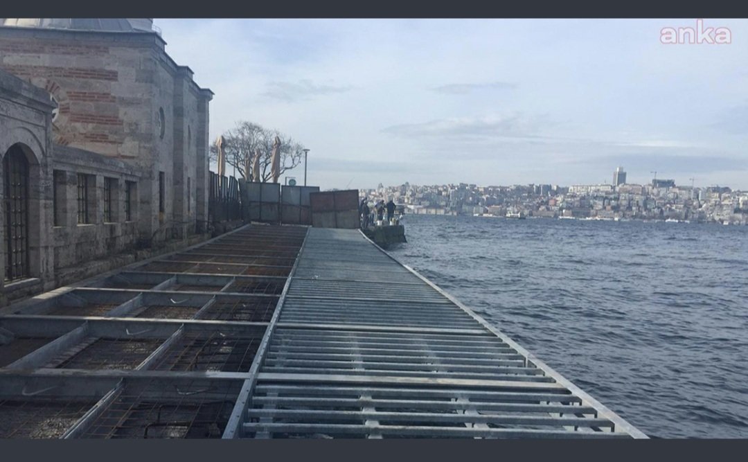 Mimar Sinan'ın 440 yıl önce büyük bir ustalıkla Üsküdar sahiline yerleştirdiği "Şemsi Paşa Camii" bir "yalı camii"dir.
Bugün ise camii ile deniz arasına yapılan portatif yol, yapının denizle bağlarını kesmektedir.Bu kabul edilmeyecek bir kent suçudur!!!
#SemsiPasaCamiineDokunma