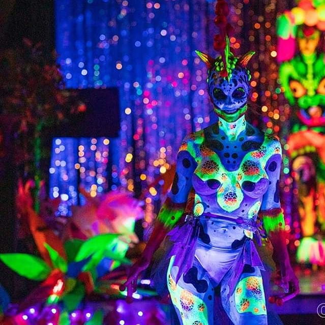 #thistimelastyear
Image <a href="/MarkPickthall/">mark pickthall photography</a>
#Model @sunniedaze020
#bodyart and #headpiece by @brushstrokesbodyart
#glastonburybodyartfestival #glastonbury  #UV #toxic #toxicamphibians #artoftheday #artist  #photooftheday