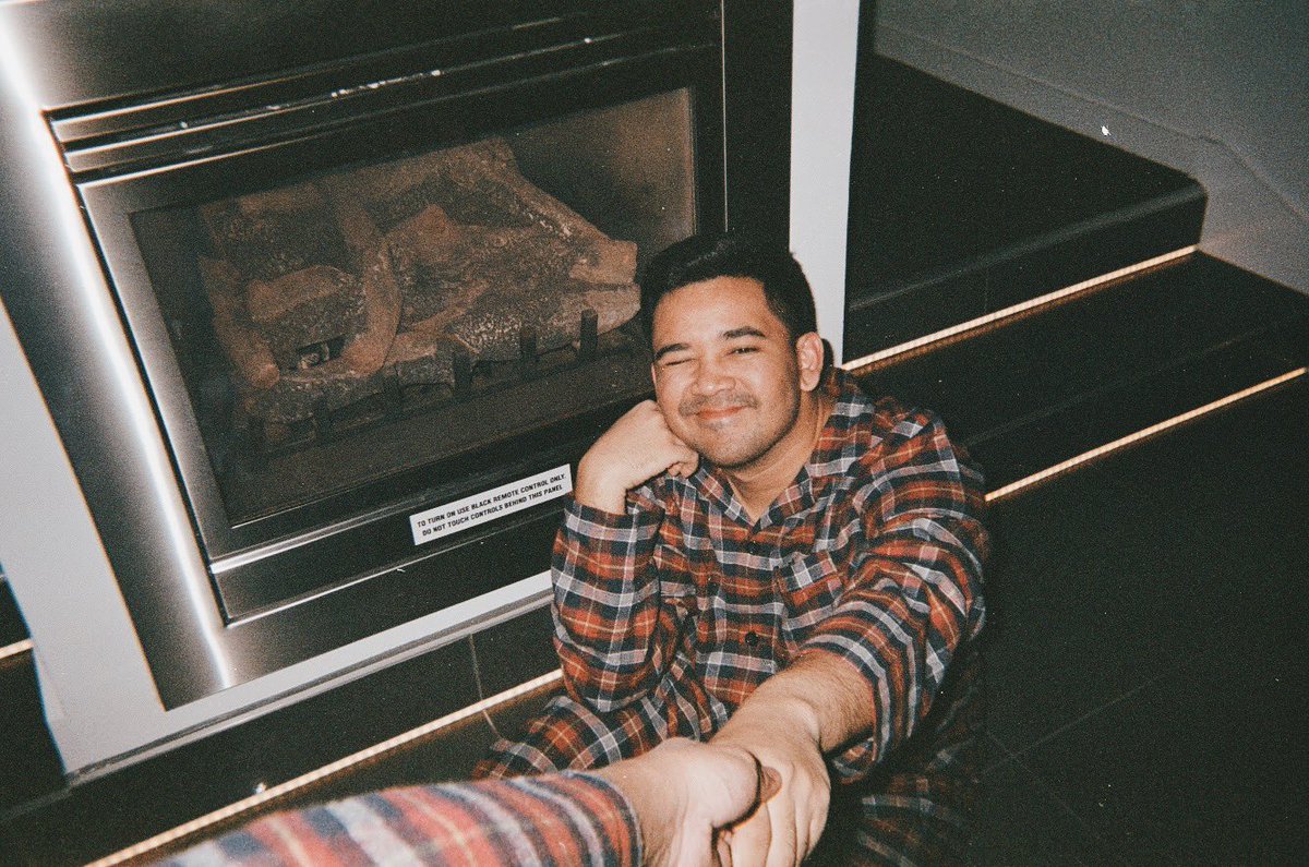 _panski's tweet photo. Holding hands by the fireplace https://t.co/qA5biXYIcH