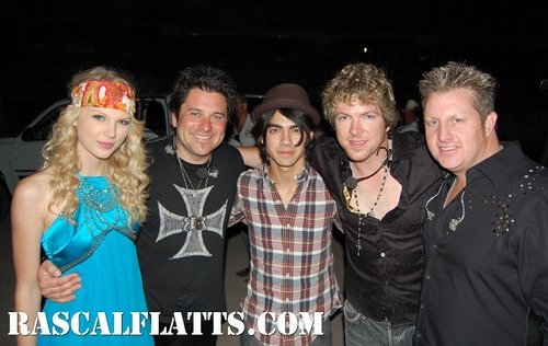 2008: Taylor Swift. I guess we all know Joe and Taylor (Jaylor)’s story.