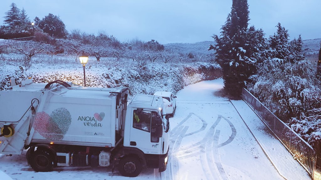 anoiaverda's tweet photo. ‼️❄️ATENCIÓ! ❄️‼️

Degut a les condicions meteorològiques, ens veiem forçats a anul·lar la recollida PaP d'aquest matí a:

- Els Prats de Rei
- Urb. Montserrat Parc (@AjElBruc)
- Urb. Pinedes de l'Armengol (@torreclaramunt)

La resta de recollides s'han efectuat amb normalitat. https://t.co/b5h4aWWp7i