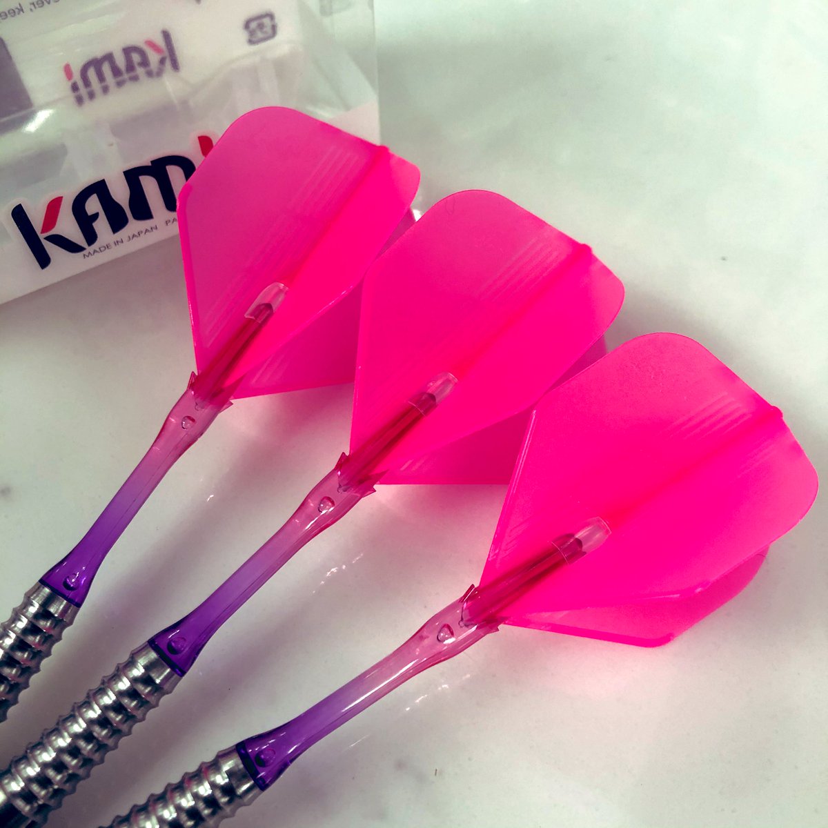 ダーツショップ ナチュラルナイン 池袋店 23日発売なのでまだご予約ですが ネオンカラーでハデカワイイっ Kami スタンダードサイズnewカラー4色 当店自慢のナチュ染めシャフトと合わせてみました マイダーツ作りの参考にどーぞ かわいいダーツ作る