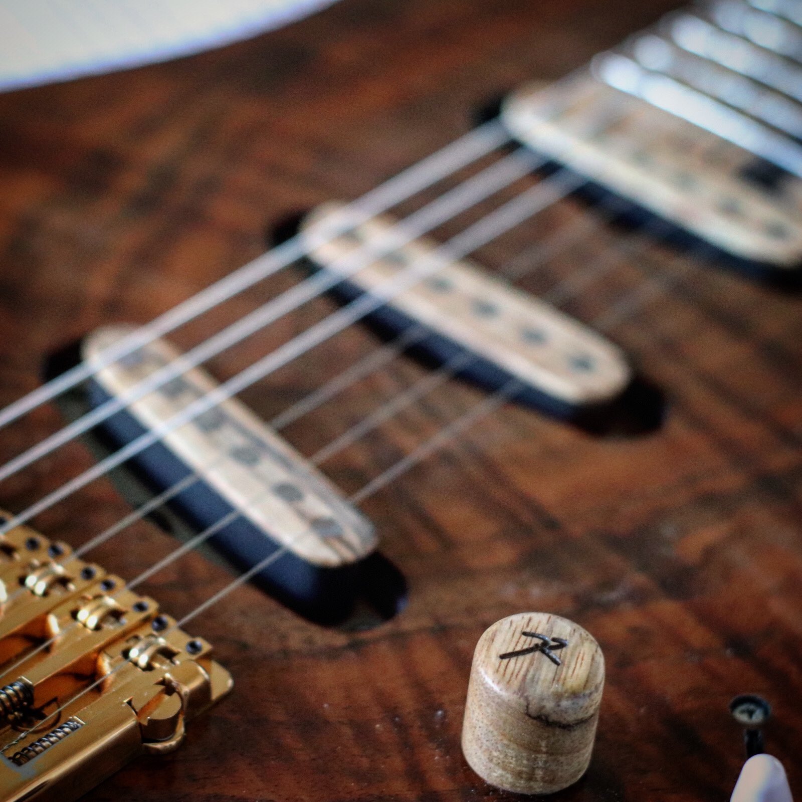 Isin outlet electric guitar