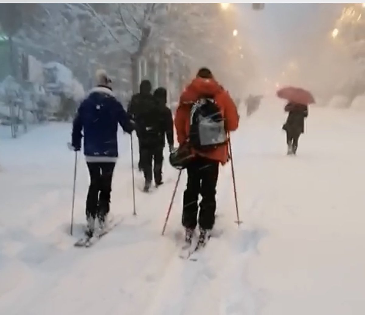 juliomayol's tweet photo. Personas camino del Hospital Clinico está mañana por la calle Isaac Peral. Grabado por Sara, enfermera. #somosclinico un orgullo https://t.co/j7b5Q1Pmlw