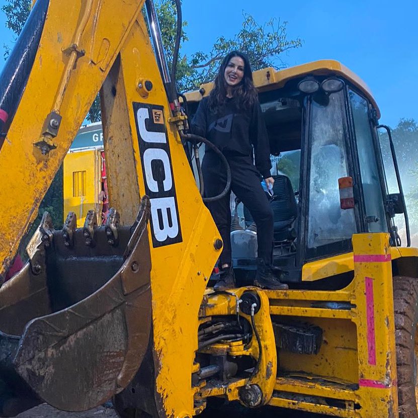 SunnyLeone's tweet photo. #JCBkiKhudai is back again?!! https://t.co/XjvWNexkVQ