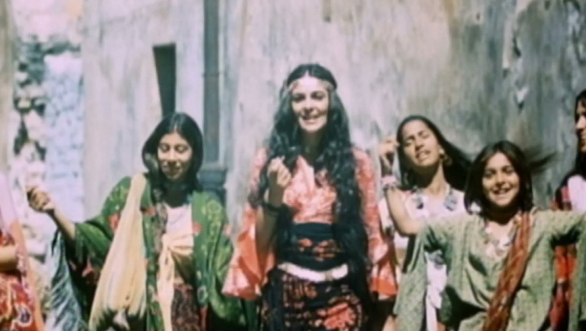 Табор уходит в небо 1976. Табор уходит в небо старая цыганка. Светлана тома табор уходит. Рада волшанинова табор уходит в небо. Табор, который уходит в небо.