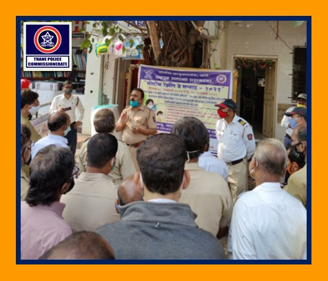 ThaneCityPolice's tweet photo. पोलीस रेझिंग डे सप्ताह अनुषंगाने पोलीस निरीक्षक श्रीकांत धरणे, वाहतूक शाखा उल्हासनगर यांनी रिक्षा चालकांना वाहतूक नियम, अपघात प्रतिबंध, सुरक्षित ड्रायव्हिंग इ.बाबत मार्गदर्शन केले. #RaisingDayWeek https://t.co/ZX7HqpRPZt