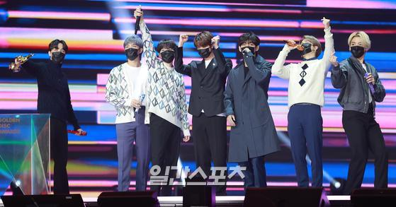 jimintoday__'s tweet photo. 제35회 골든디스크어워즈 수상소감 기사사진(1)

#BTS #방탄소년단 @BTS_twt https://t.co/UDlKv2vAEq