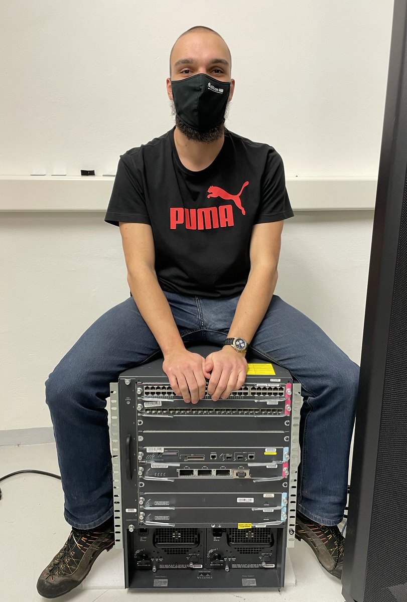 staypekos's tweet photo. Včera jsme se v @Silicon_Hill rozloučili nejen se skončivším předsedou, ale po 15 letech také s #CiscoGateway #c6500. Oba svou službu odvedli více než dobře. Díky, že jsem mohl být u toho @JakRub @TuxNetworks https://t.co/T7P6mTtbEq